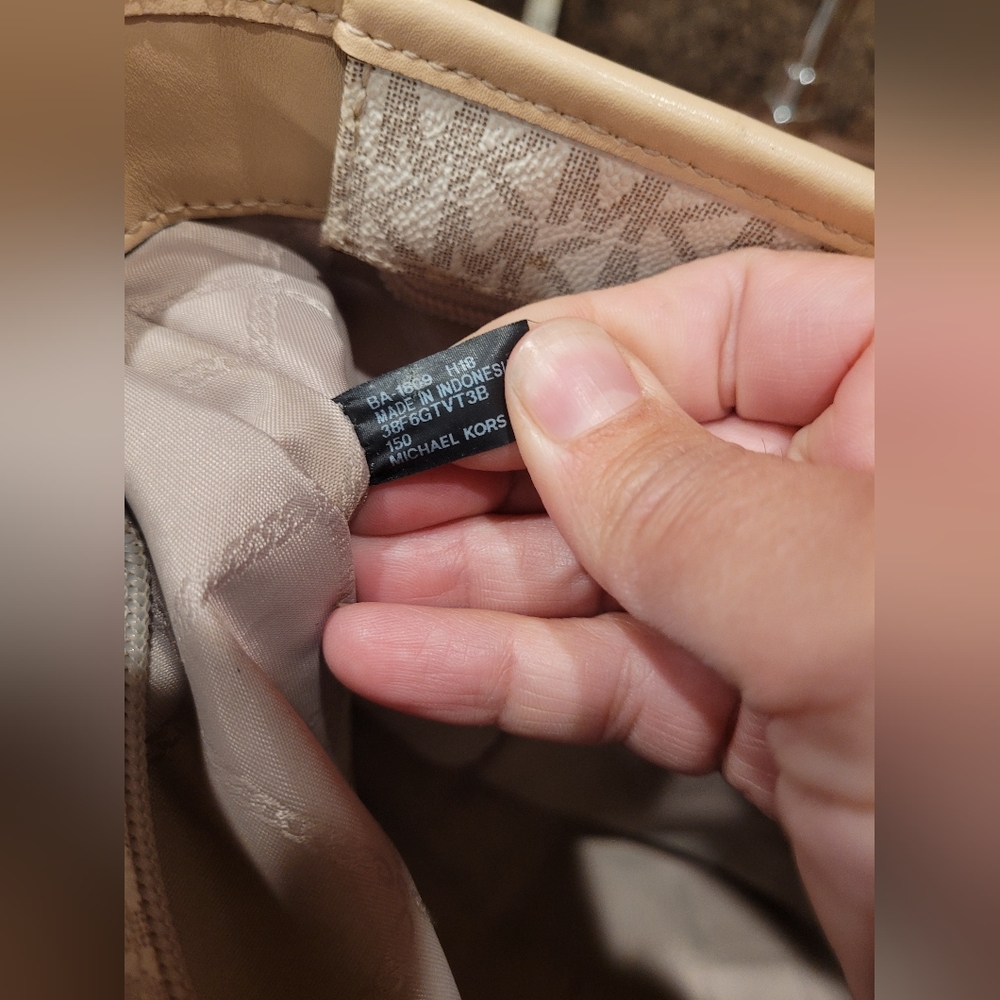 Michael Kors tote purse MK bag- damaged handle - Picture 2 of 12